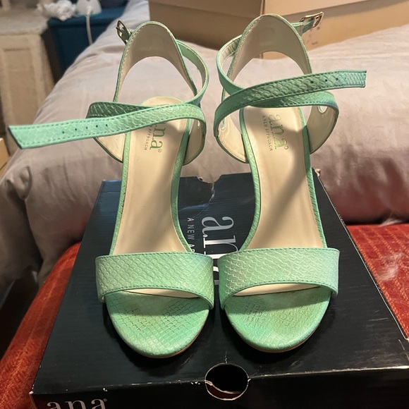 Mint heels - Picture 1 of 3